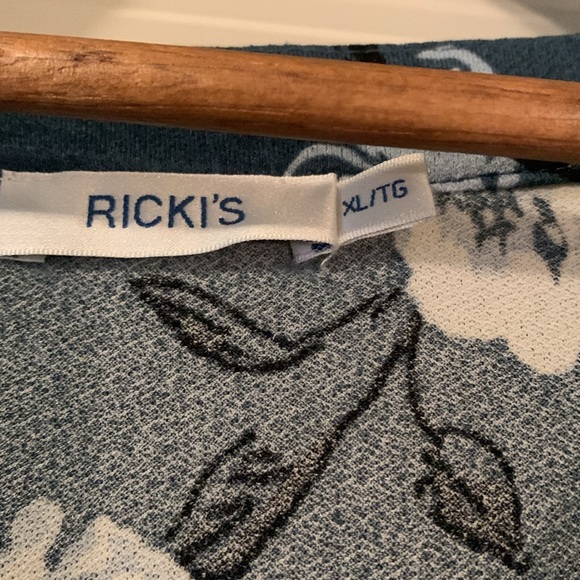 Women’s blue with white flowers blouse xl but will fit a 1x. Fits large. - Picture 2 of 5